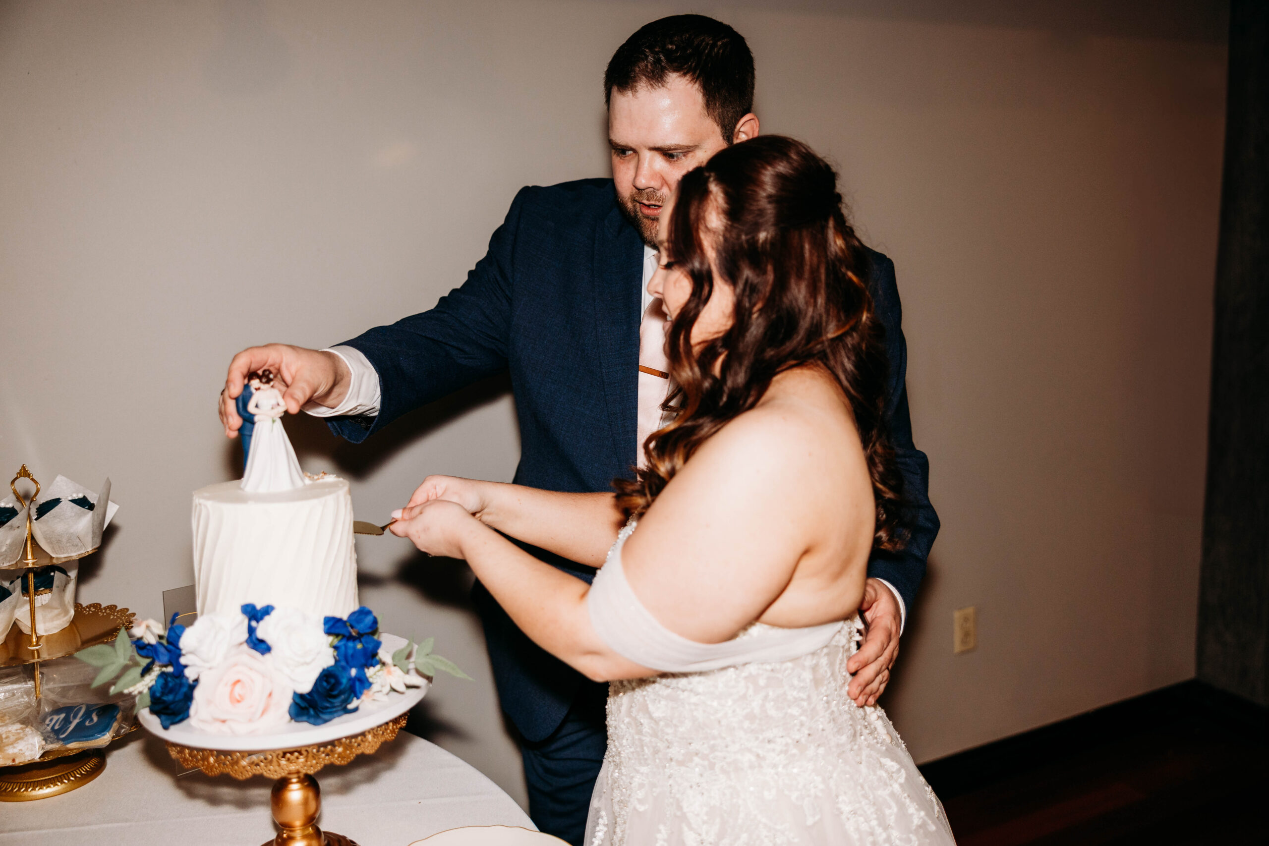St.-Louis-Wedding-Bakeries-Cakes-Cupcakes-Wedding-Cake-Photographer-Legend-and-Lace-Studios-49